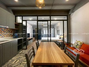 cho thuê căn hộ full nội thất có ban công ngay khu etown - bàu cát - cộng hoà - tân bình