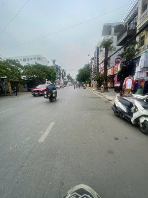 bán tòa nhà mặt đường tuyến 2 quán nam - kênh dương - dt 198m - mt 11m .lh mr đông 