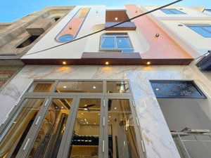 nhà 3 tầng xây mới trần cao vân ngay biển. ô tô đậu đỗ cách nhà 50m