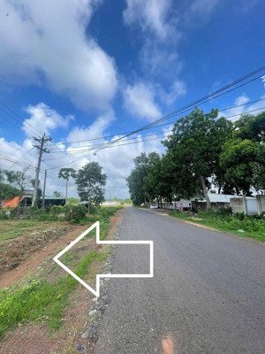 kẹt tiền bán gấp 584m2, thổ cư 100m, kế bên khu công nghiệp becamex chơn thành, dân cư đông