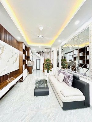 bán nhà tứ hiệp, gần chợ thị trấn, 40m, 5 tầng mới, nhỉnh 5 tỷ