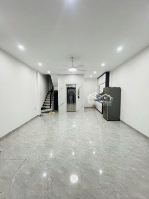 bán nhà đội cấn,ba đình,nhà mới ,không bị quy hoạch, 7 tầng, thang máy , sổ nở hậu, giá 12 tỷ.