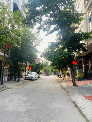 chính chủ nhờ bán nhà dịch vụ đìa lão,kiến hưng. 50m * 5 tầng * 4m. giá 14 tỷ. phân lô, ô tô tránh