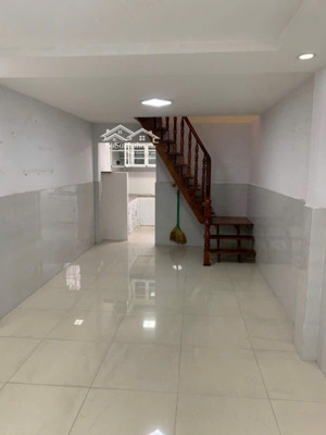 hh 1% ae chạy dùm nhà phạm văn bạch dt 3.1x11.4m 1 lầu