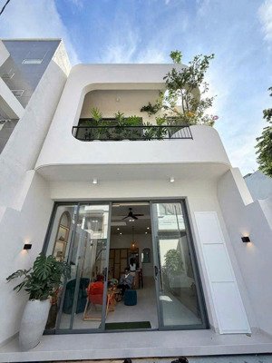 nhà đẹp sắp hoàn thiện đx nhựa 7m phường chánh hiệp ngay trường trung học định hoà thiết kế 3p ngủ