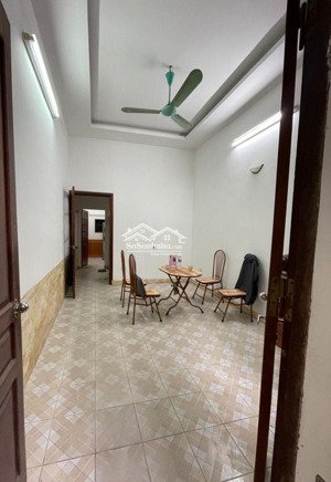 nhà 3 tầng cũ, sổ chính chủ nở hậu, 40m ra đường ô tô