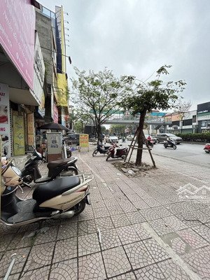 chính chủ cần bán gấp nhà hai tầng mặt phố ngô gia tự dt 95m2 , mt 4.5m vị trí trung tâm kinh doanh