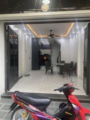 chính chủ cần bán gấp nhà nguyễn văn cừ dt 50m2, 5 tầng, mt4.1m, tặng nội thất, ô tô vào nhà.