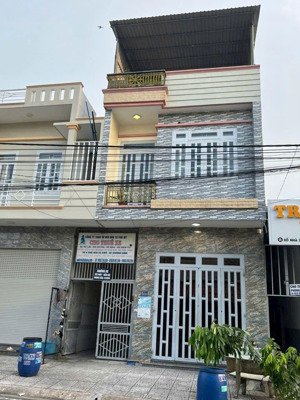 cần bán nhà hai lầu trệt.hoàn công và 5 phòng trọ.thu nhập 16tr/thang.