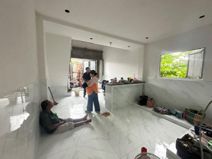 bán gấp nhà mới 1 lầu 3pn dt 4m dài 12m + sân trước rộng 4x3m hxh c11 phạm hùng