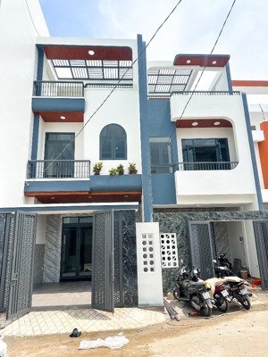 chủ gởi bán nhà 1 trệt 2 lầu đỗ tấm (hoàn công) kdc hoàng minh chánh p. hoá an. giá chỉ 4,8 tỷ