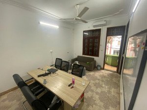 cho thuê văn phòng trần đại nghĩa hai bà trưng. 3,5 triệu free để xe full nội thất.