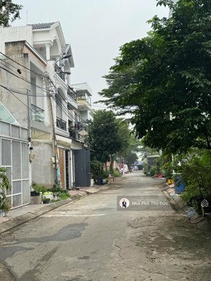 nhà 2 tầng - đông tăng long - khu cnc - khu phân lô đồng bộ - xe hơi quay đầu