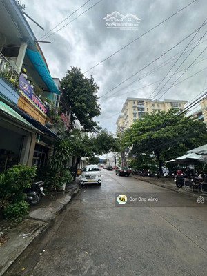 - bán nhà 2 tầng sẵn hđ thuê đối diện chung cư lê hồng phong lh : 