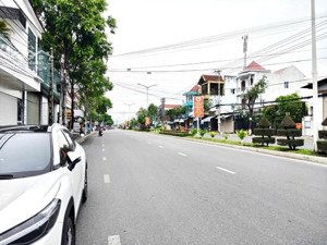 bán nhà 2 tầng mặt tiền đường 23/10 rộng 30m - phường tây nha trang. ngang đẹp 7,71m vuôn vắn.