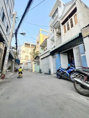 hxh 8m dt đẹp 5mx18m=90m2, sát mặt tiền thống nhất p11 vị trí đẹp chỉ hơn 8 tỷ !