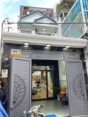 mặt tiền kinh doanh vừa ở 4,02 nở hậu 5m2 dài 15,5 nhà kiên cố 3 tầng full nội thất