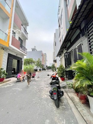 nhà đẹp 3 tầng ở ngay gần aeon mall, hẻm xe hơi, 5.98 tỷ