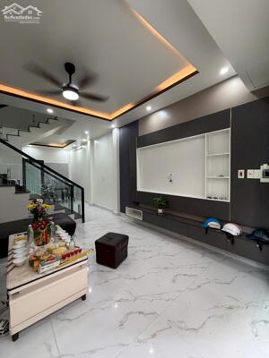 Cho thuê nhà Văn Cao, DT: 45m2, 3 p.ngủ full đồ.