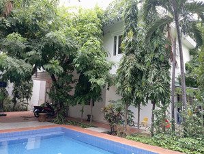 cho thuê biệt thự sân vườn thảo điền 4pn, có hồ bơi, dt=300m2, giá 85 triệu lh: 