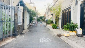 nhà 3 tầng _ ngay chợ thủ đức _căn góc 2mt thoáng _ 51m2_ 4pn _ sổ hoàn công đầy đủ _ chỉ 6,9 tỷ tl