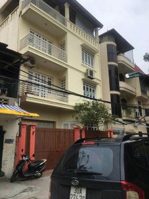 cho thuê nhà hoàng quốc việt, dốc bưởi , dt 90m, 4 tầng, mt 9m, nhà đẹp ở luôn, 25tr/tháng