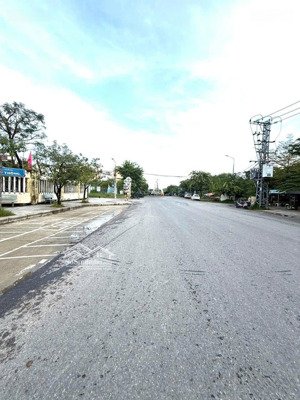 bán gấp mặt tiền ngay bến xe, đất sạch đẹp, đủ tiện ích xung quanh, giá rẻ nhất khu