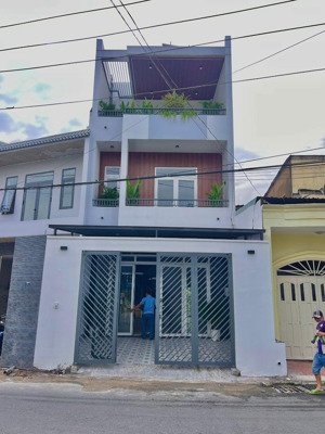 nhà tp dĩ an mặt tiền kinh doanh buôn bán , nhà đẹp , vị trí vip.