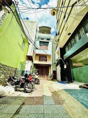 xô viết nghệ tĩnh - đường 2 chiều giáp quận 1 - 6x18m - 6 tầng - thang máy - 15pn cho thuê 120trieu