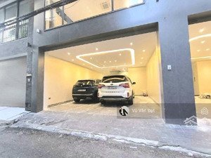 cách một nhà ra mặt phố ngọc lâm 55m xây 8 tầng thang máy - gara 2 oto kèm khu vườn vip