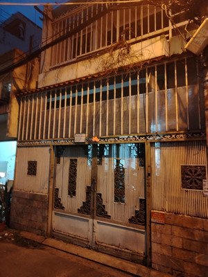 vinfast6 vào hẻm thoải mái. 2 phút ra đường lớn lạc long quân.