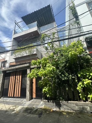 nhà 3 tầng hiện đại - nội thất cao cấp : dọn vào ở ngay. diện tích 113m2 ngang 8,1m.