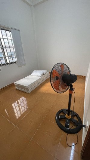 cho thuê 2 phòng trên một tầng hẻm 180 kế bên l81