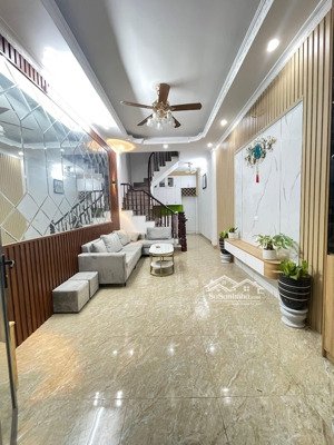 chính chủ bán nhà lĩnh nam 32m,5 tầng tặng full nột thất,2 thoáng, 5m ra ngõ oto tránh, chỉ hơn 6ty