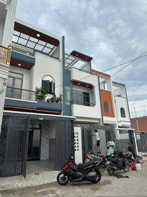 chính chủ bán nhà 1 trệt 2 lầu gần cầu mới hóa an, đường rộng 8m, sổ riêng thổ cư hoàn công,