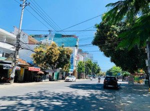 nhà 3 tầng _ góc 2 mặt tiền dã tượng khá gần trần phú biển giá : 15 tỷ.