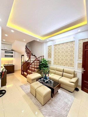 nhà đẹp 4t ,5pn ,nội thất đầy đủ ,về ở ngay ,gần trường, chợ ,tiện ra các trường đại học lớn