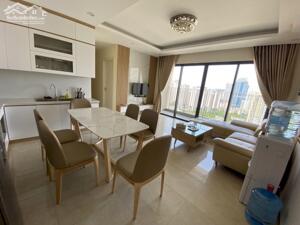 Cho thuê căn hộVinhomes D''Capitale, tòa C7, căn 3PN đủ nội thất hướng trường Ams