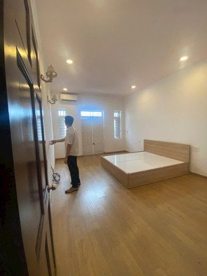 chính chủ cần bán trệt 1 lầu kdc đông tác, gần chợ dĩ an. có sẵn nội thất. đường ô tô. dt 73,8m.