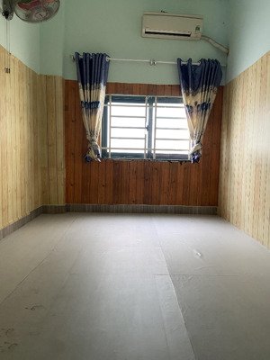 phòng máy lạnh nằm trên mt đường lớn giá 2tr7