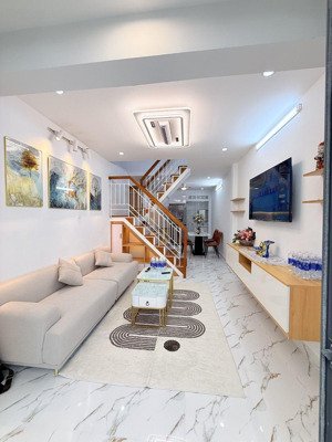 siêu phẩm nhà đẹp full nội thất xịn, hxh gần sân bay, 2 tầng 2pn, sổ a4 hoàn công đủ, chỉ 4.x tỷ tl