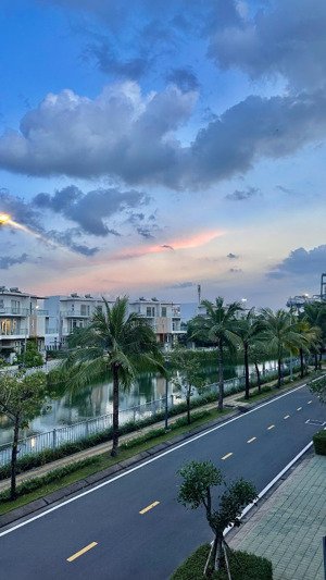 cho thuê nhà phố view trực diện hồ. đầy đủ nội thất