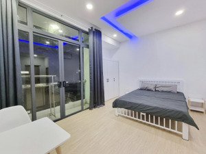 cho thuê căn hộ ban công full nội thất cao cấp-sàn gỗ tại trung tâm bình thạnh