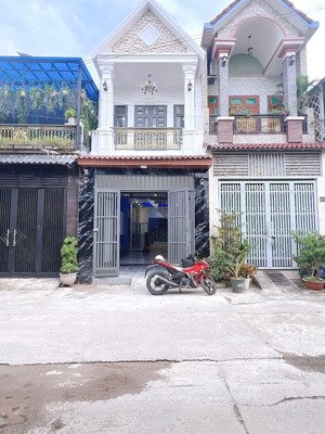 nhà lầu đường 8m thông xe hơi gần ngã ba ông xã giá 4 tỷ 180 triệu