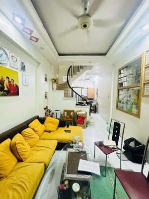 hoàng quốc việt cầu giấy - hơn 6 tỷ - gần hồ cách mặt phố 50m - dân xây - vị trú đẹp