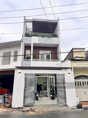 bán nhà 3 tầng thiết kế hiện đại. mt nguyễn đức thiệu, gần vincom dĩ an. dt: 88.6m2. giá: 6.5 tỷ tl