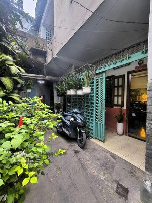 - quận 10. đ vĩnh viễn, hẻm ba gác, 1 trục thẳng, 20m ra mt, 65m2 hcđ, nhỉnh 3 tỷ -