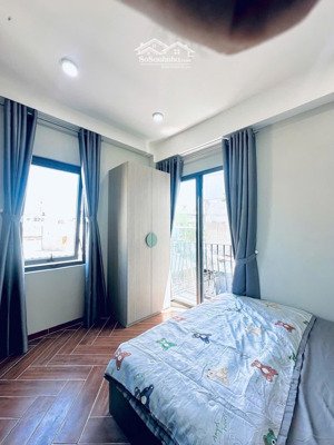 phòng nhiều cửa sổ ban công siêu thoáng ở bùi đình tuý nội thất cao cấp máy giặt riêng bếp điện