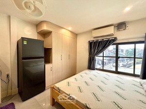 phòng đẹp mới xây cửa sổ lớn thoáng decor ấm áp full nội thất cao cấp máy hút mùi bếp điện