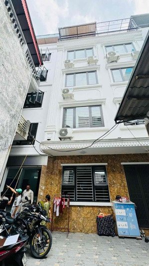 bán nhà ngã tư sở - 40m2- 6tầng thang máy-mặt tiền 6m4 -giá 10tỷ -nhà đẹp xây mới-gần phố